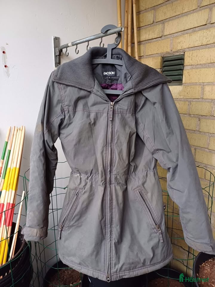 Jackor & Kavajer ryttarutrustning till salu: Bortskänkes stall/rid jacka stl xs Jacson - Annons 7