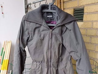 Jackor & Kavajer ryttarutrustning till salu: Bortskänkes stall/rid jacka stl xs Jacson i Malmö - Annons 5