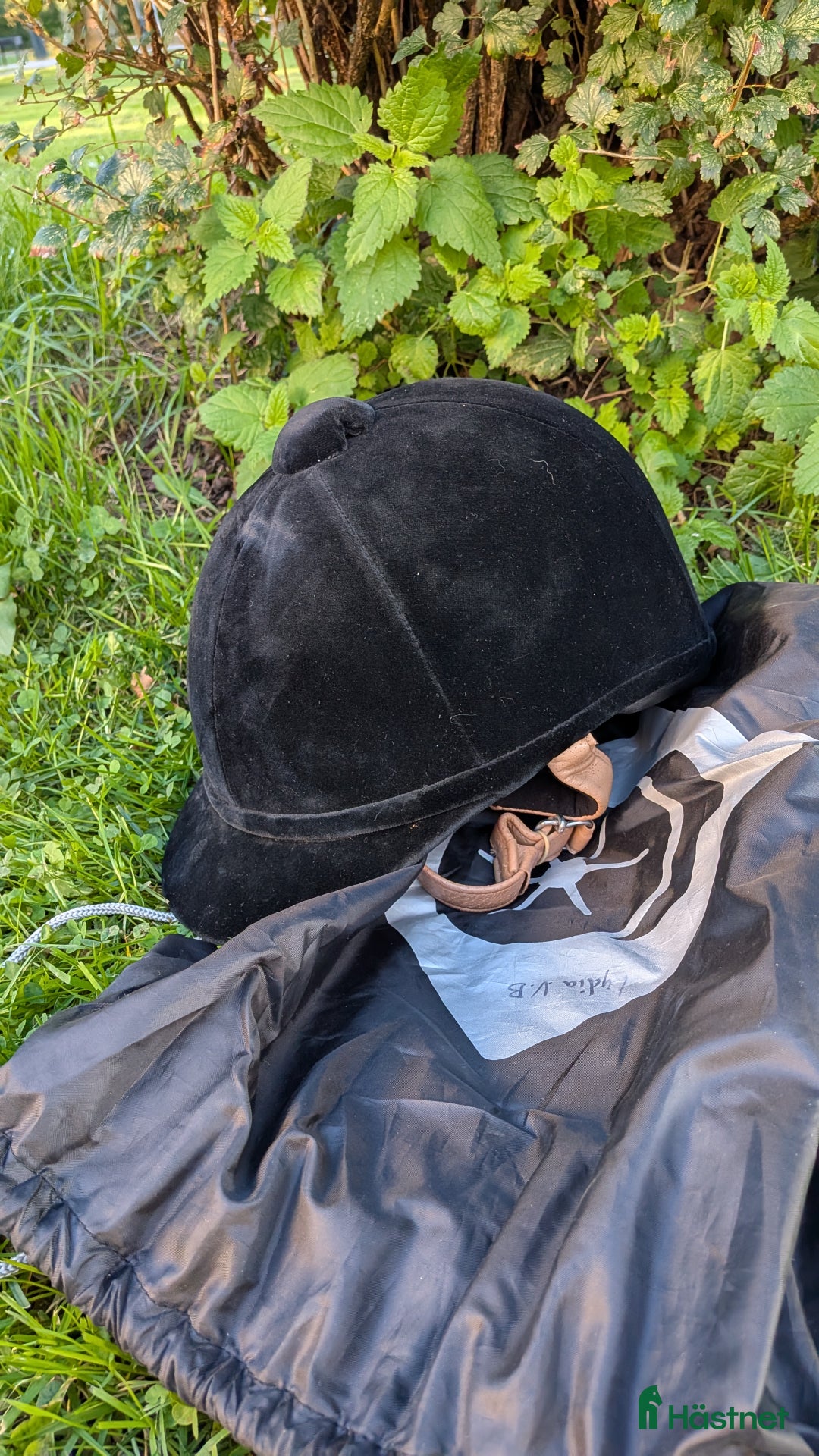 Hjälmar ryttarutrustning till salu: Hjälm i Gnesta - Annons 1