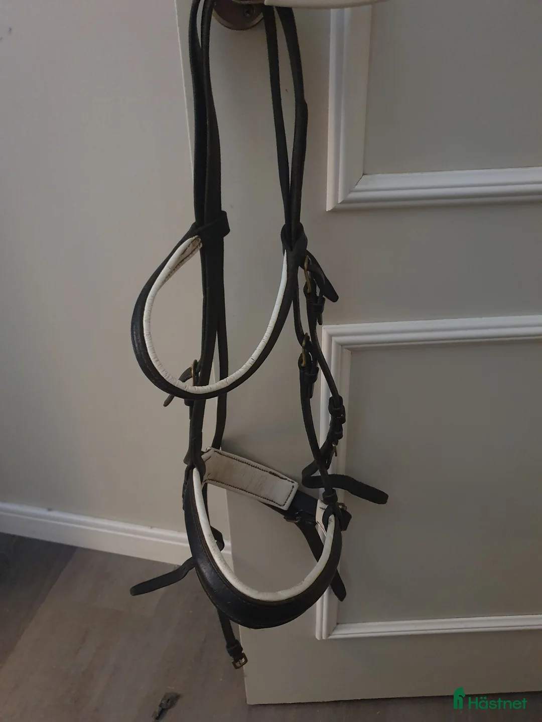 Träns hästutrustning till salu: Svart vitt träns - Annons 1