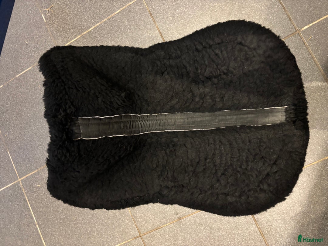 Sadeltillbehör hästutrustning till salu: Svart fårskinnspadd LeMieux i Stjärnhov - Annons 2