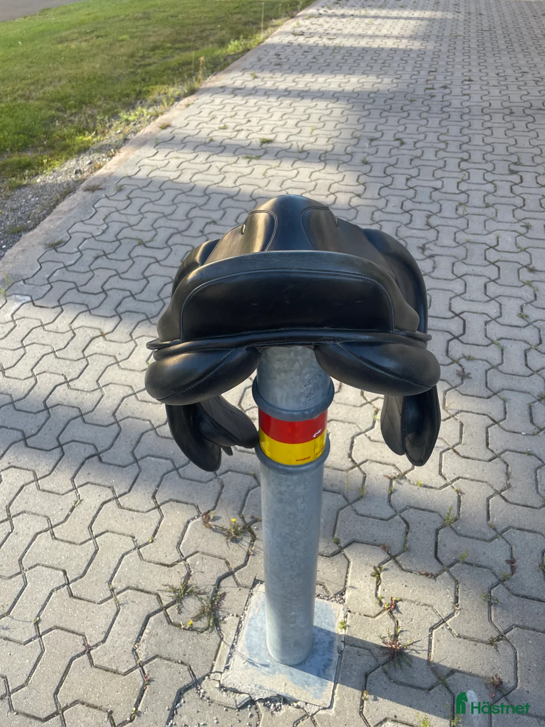 Sadlar hästutrustning till salu: Svart santa Cruz sadel i Grästorp - Annons 4