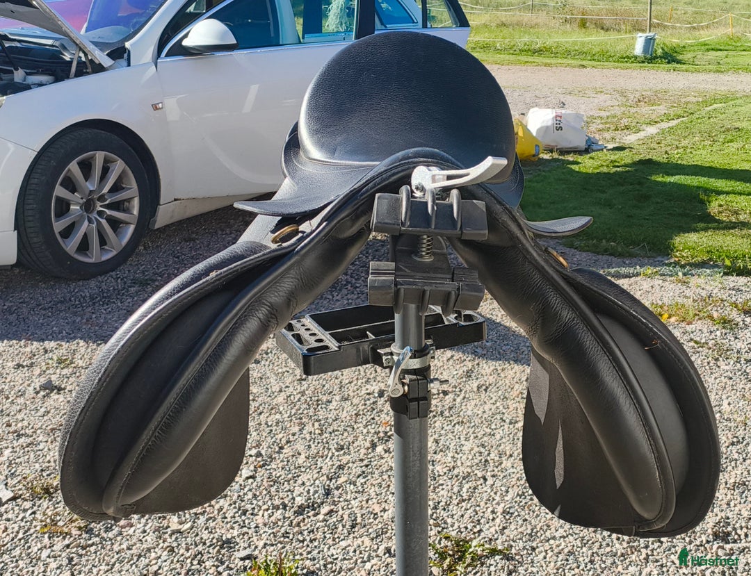 Sadlar hästutrustning till salu: Allround sadel för dom rundare hästarna i Lödöse - Annons 4