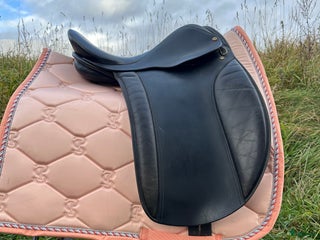 Sadlar hästutrustning till salu: Frank Baines Pirouette Dressyr 16 tum i Vagnhärad - Annons 4