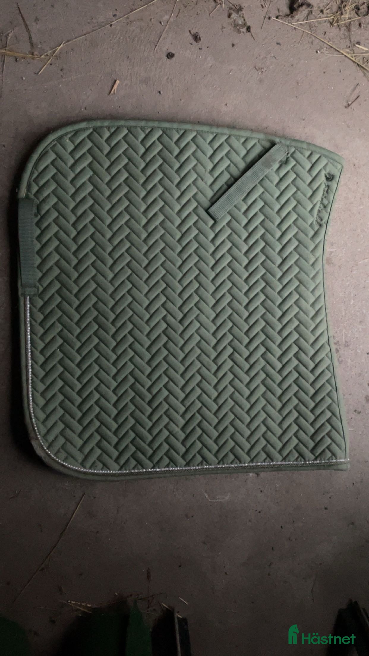 Schabrak & Vojlockar hästutrustning till salu: Grönt dressyr schabrak med extra detaljer i Norrtälje - Annons 22