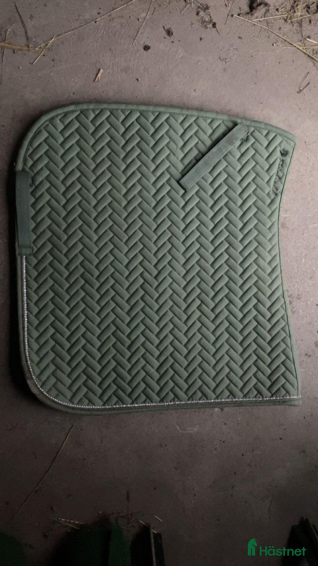 Schabrak & Vojlockar hästutrustning till salu: Grönt dressyr schabrak med extra detaljer i Norrtälje - Annons 1