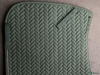 Schabrak & Vojlockar hästutrustning till salu: Grönt dressyr schabrak med extra detaljer i Norrtälje - Annons 18