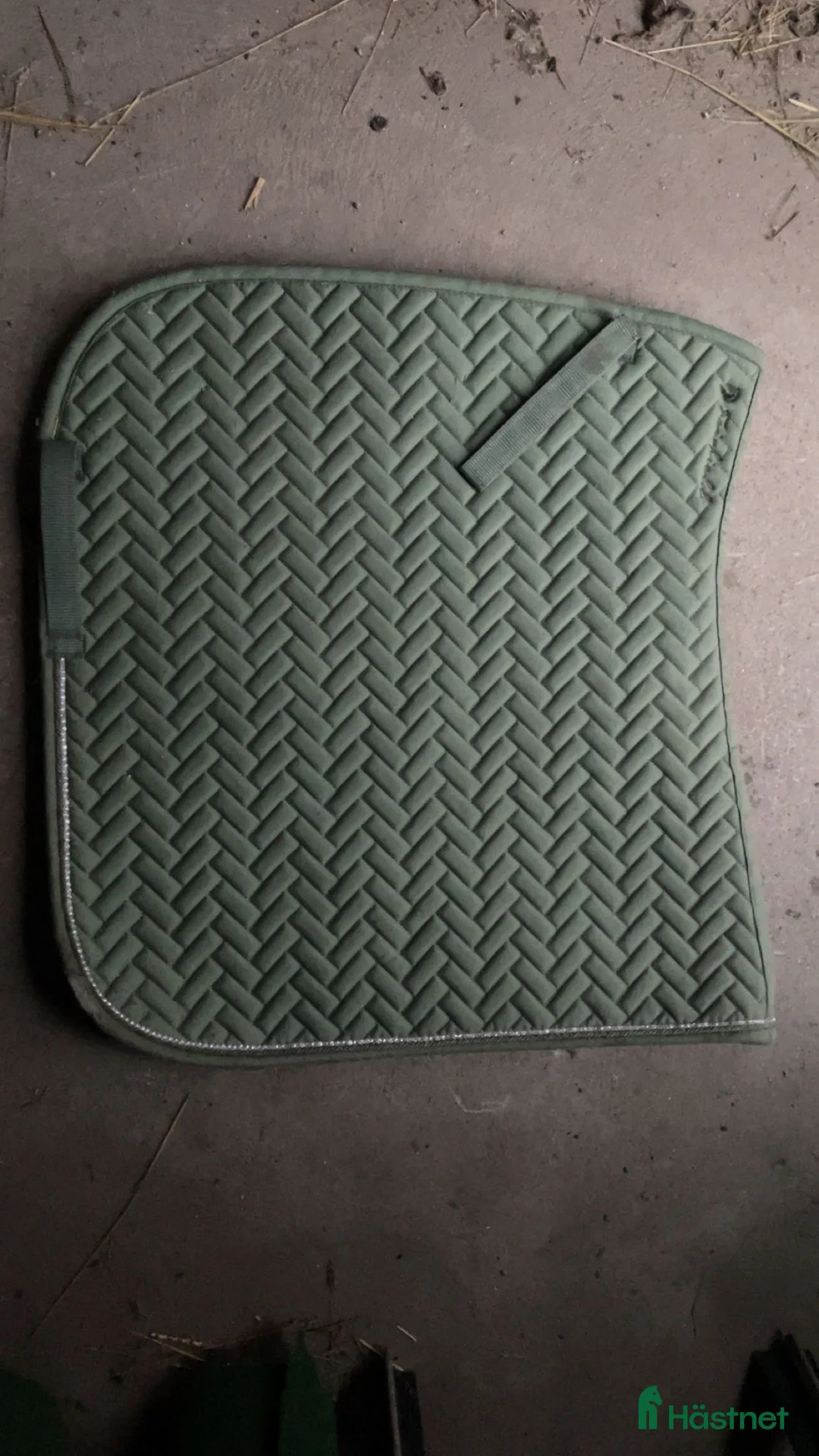 Schabrak & Vojlockar hästutrustning till salu: Grönt dressyr schabrak med extra detaljer i Norrtälje - Annons 1