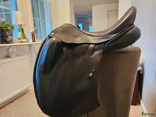 Sadlar hästutrustning till salu: Ideal Iconix dressyrsadel i Furulund - Annons 2