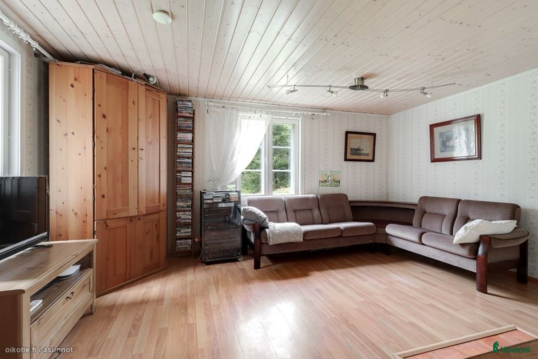  hästgårdar till salu: Charmigt timmerhus från 1800-talet med stall i Söderkulla - Annons 9