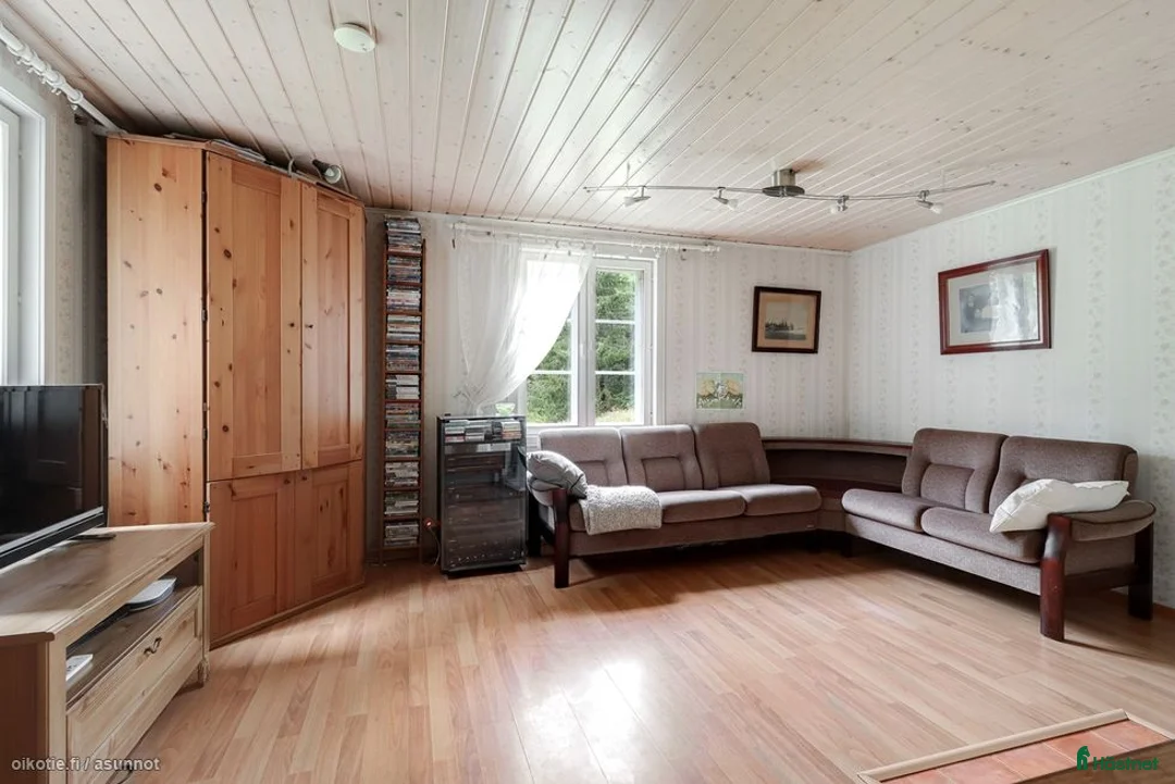  hästgårdar till salu: Charmigt timmerhus från 1800-talet med stall i Söderkulla - Annons 9