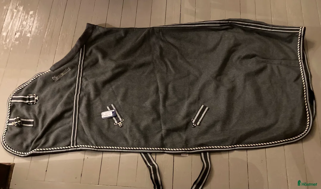 Täcken hästutrustning till salu: Fleecetäcke och Hansbo svettäcke  i Nävlinge - Annons 1