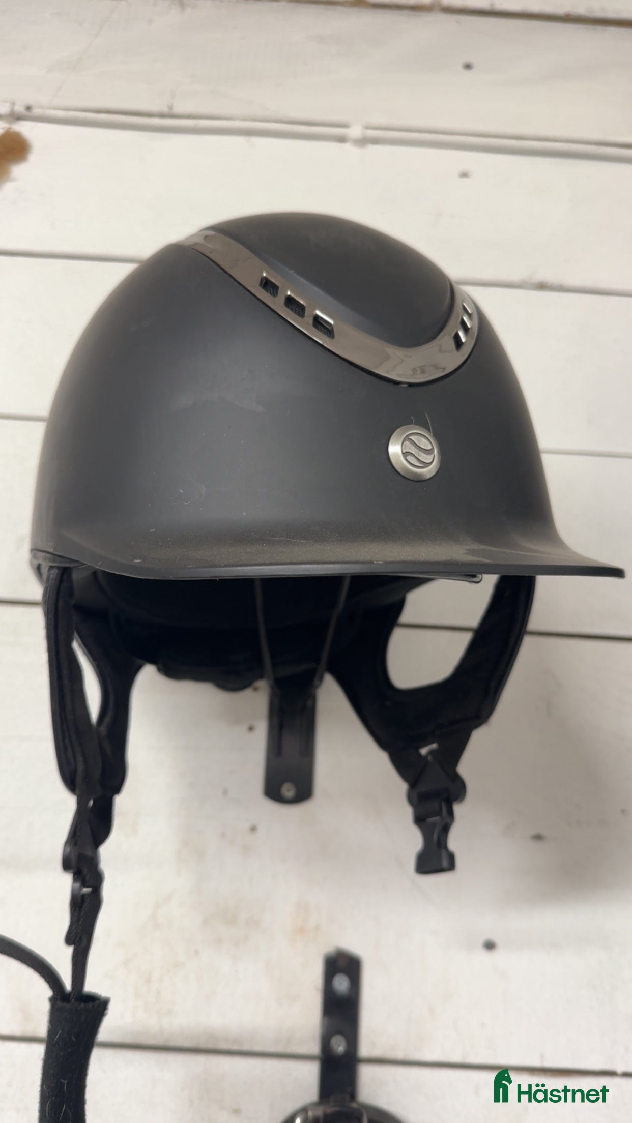 Hjälmar ryttarutrustning till salu: Back on track hjälm mips  i Ullånger - Annons 1