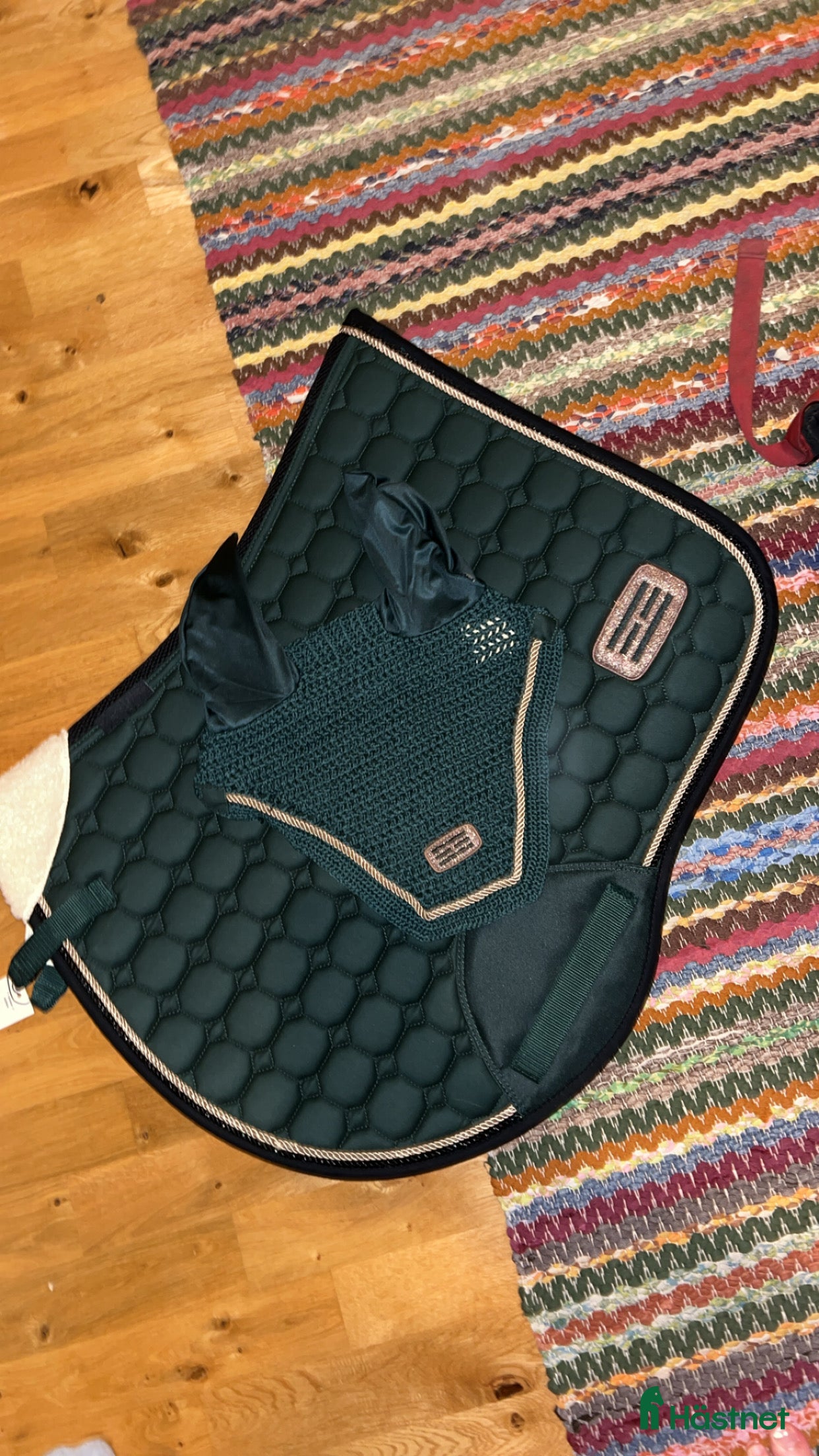 Schabrak &amp; Vojlockar hästutrustning till salu: Snyggt grönt sett med guld detaljer! i Fjälkinge - Annons 3