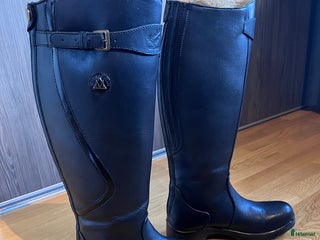 Ridstövlar ryttarutrustning till salu: Svarta vinterridstövlar inklusive fin stövelväska i Västerås - Annons 1