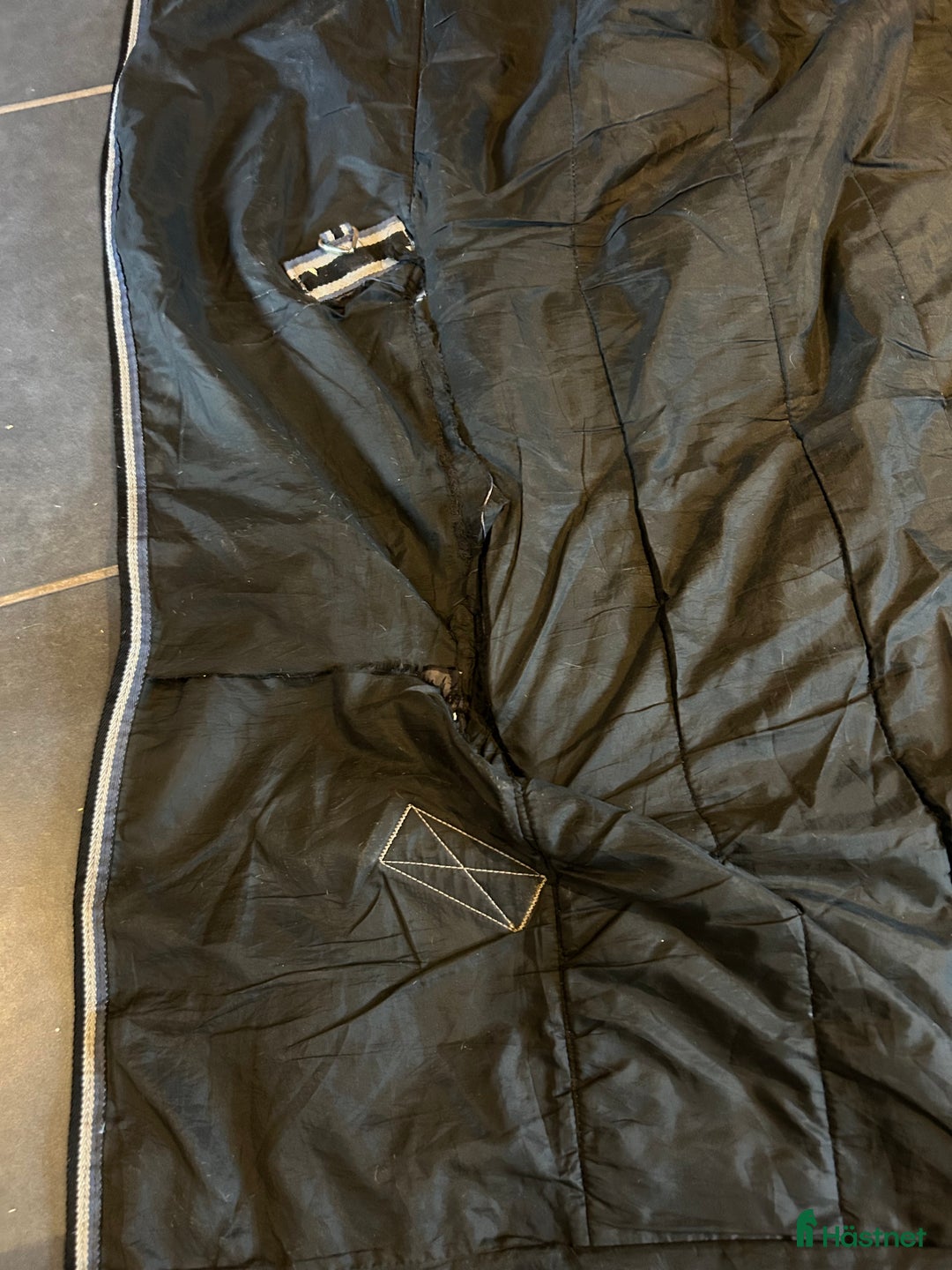 Täcken hästutrustning till salu: Fairfeild 200g täcken med hals i Vellinge - Annons 4