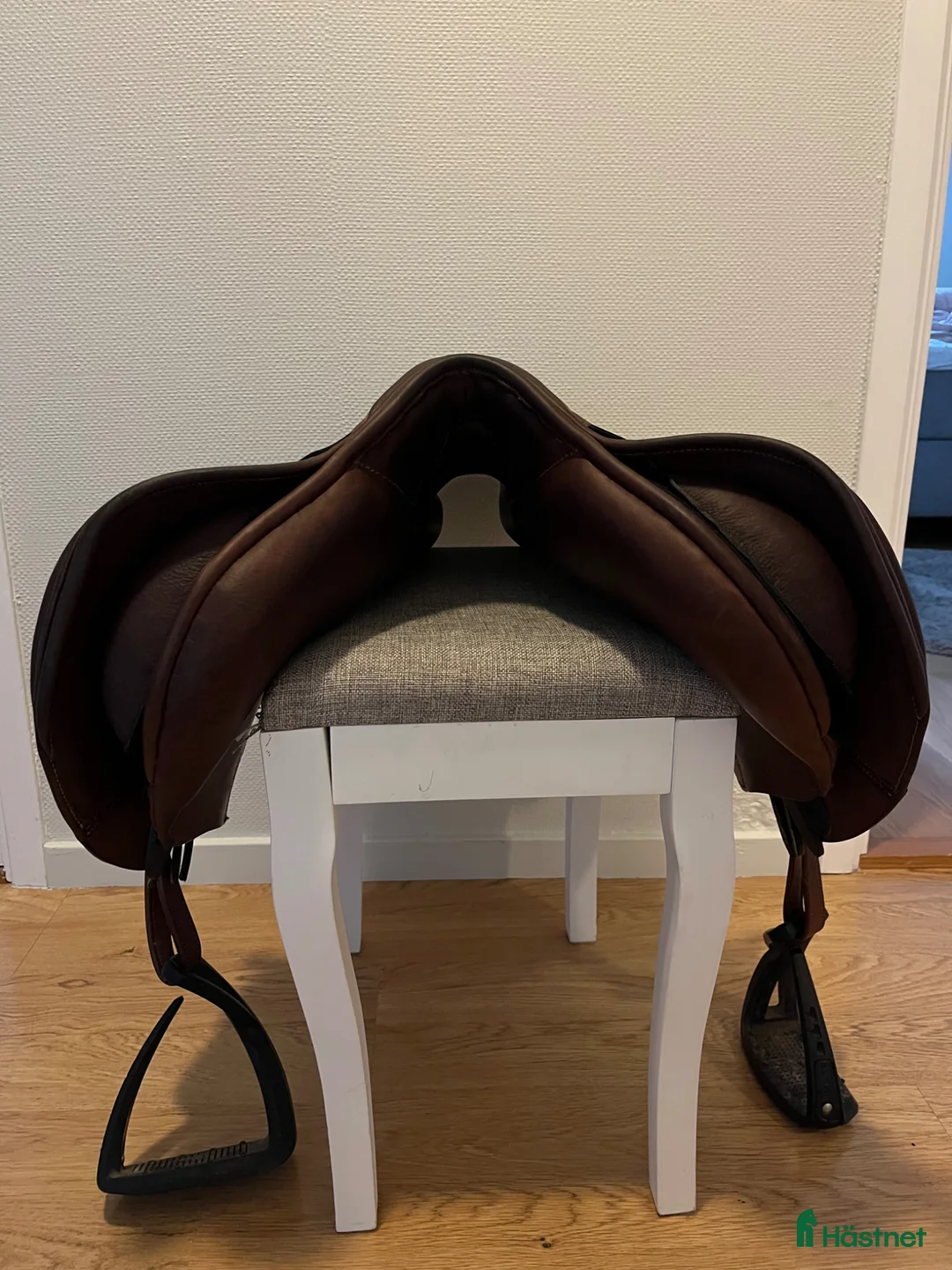 Sadlar hästutrustning till salu: Nästan ny Kemnevall hoppsadel - Annons 4