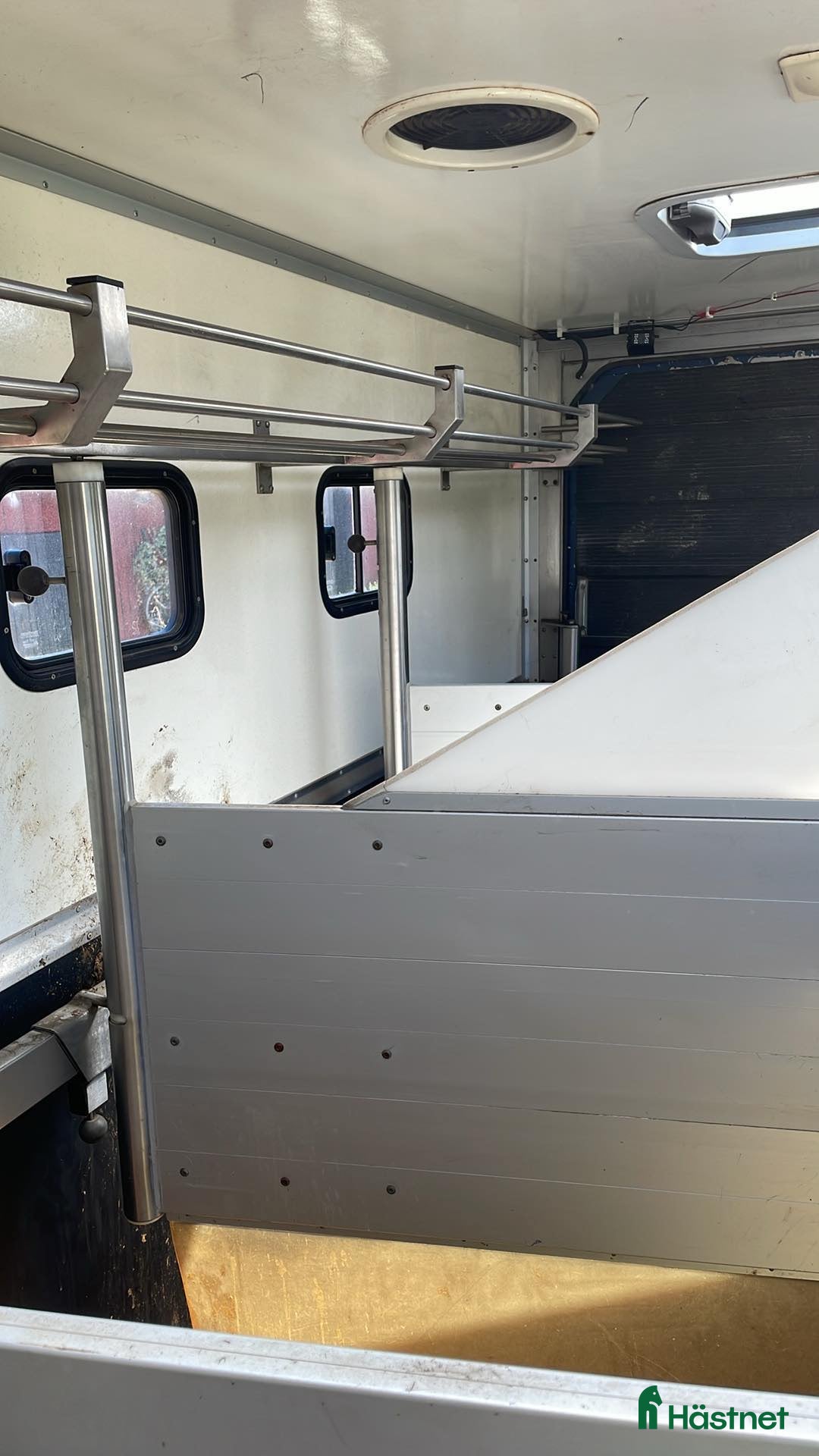 Hästlastbilar  fordon & transport till salu: Hästlastbil 4 hästar med bodel i Lagan - Annons 3