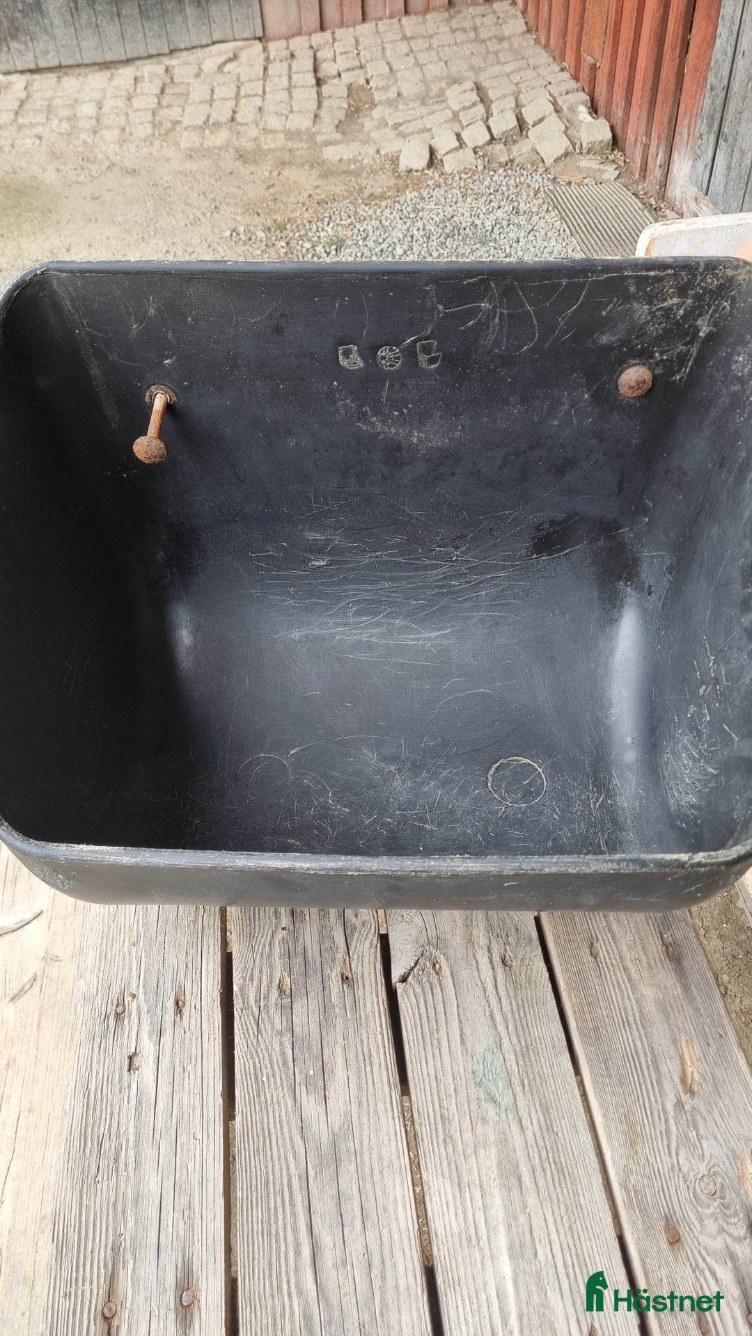 Stallinredning, stängsel & gård övrig utrustning till salu: 3st Krubbor o 2st saltstenshållare i Härryda - Annons 1