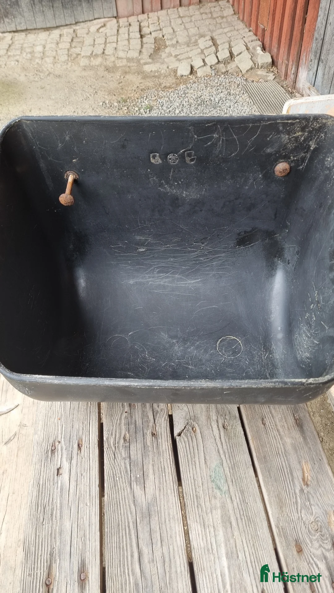 Stallinredning, stängsel & gård övrig utrustning till salu: 3st Krubbor o 2st saltstenshållare i Härryda - Annons 1