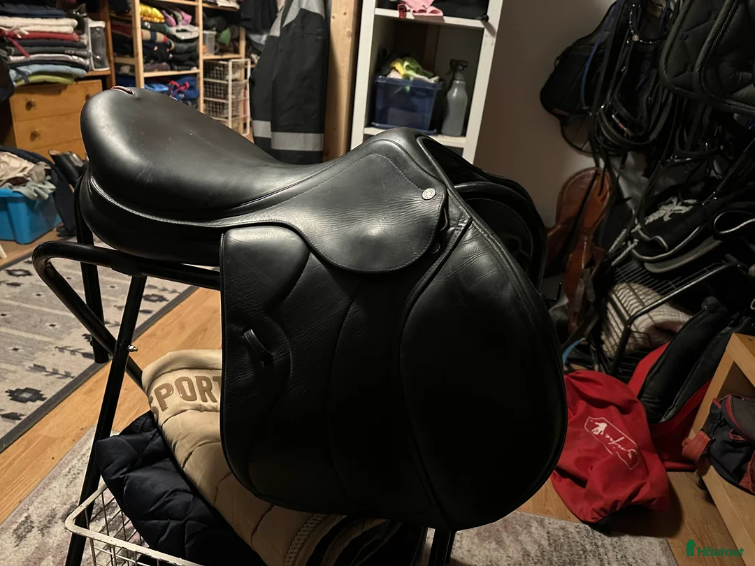 Sadlar hästutrustning till salu: Fin equipe sadel i Vallentuna - Annons 1