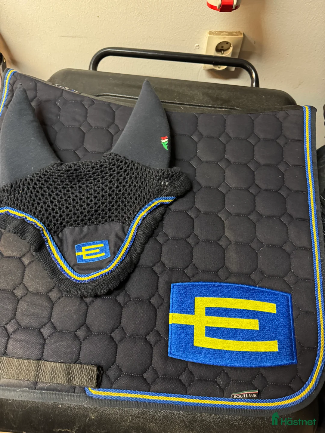Schabrak & Vojlockar hästutrustning till salu: Elogga schabrak + huva  i Björklinge - Annons 1