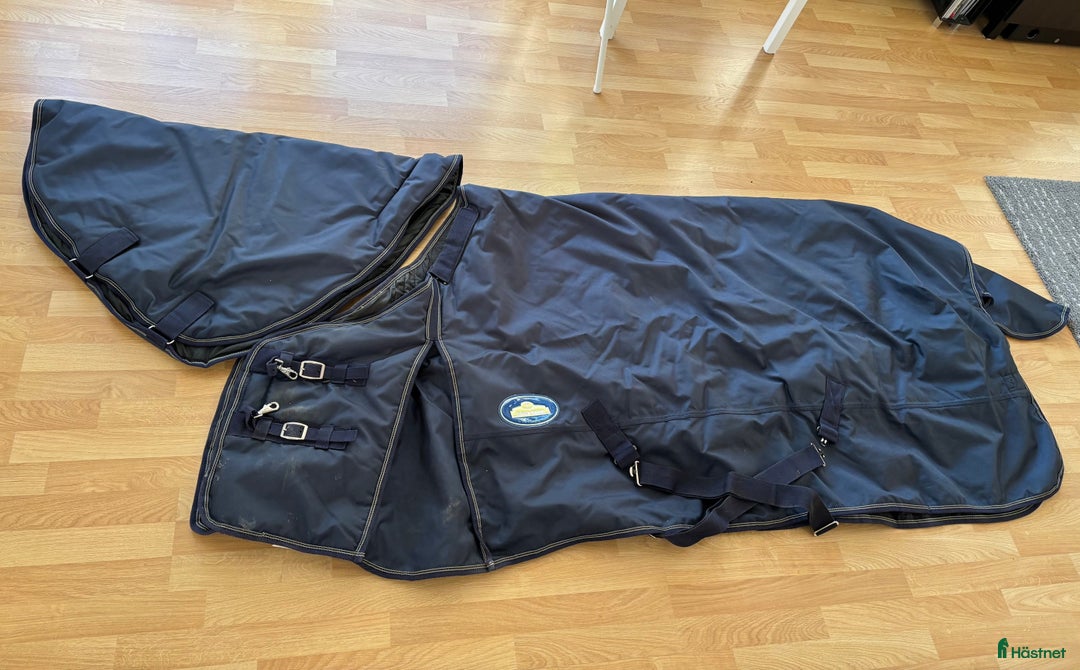 Täcken hästutrustning till salu: Vintertäcke m hals, stl 155, 1680d i Kungsbacka - Annons 1