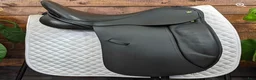 Sadlar hästutrustning till salu: Mycket bra dressyrsadel i gott skick - Annons 1