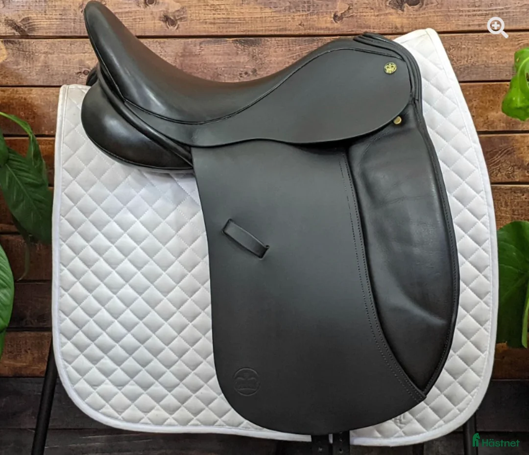 Sadlar hästutrustning till salu: Mycket bra dressyrsadel i gott skick - Annons 1