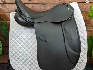 Sadlar hästutrustning Mycket bra dressyrsadel i gott skick - Annons 14