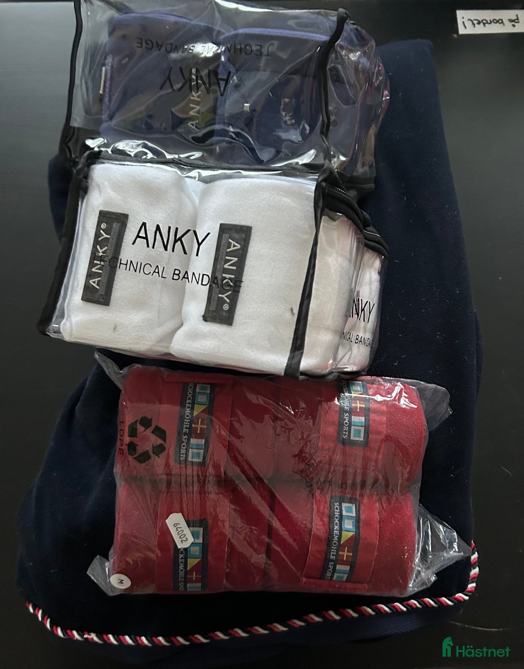 Täcken hästutrustning till salu: 3 olika täcken stl.145 + olika lindor i Vellinge - Annons 9