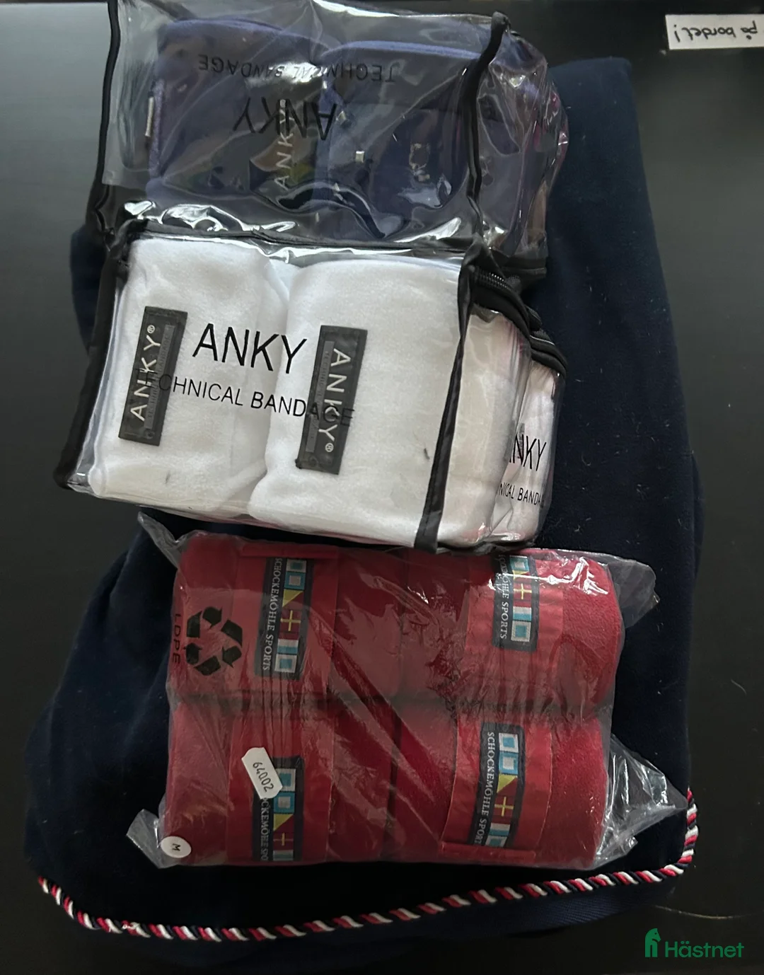 Täcken hästutrustning till salu: 3 olika täcken stl.145 + olika lindor - Annons 9