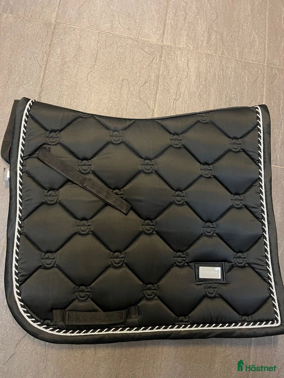 Schabrak & Vojlockar hästutrustning till salu: NYTT Equestrian Sthlm black edition - Annons 1