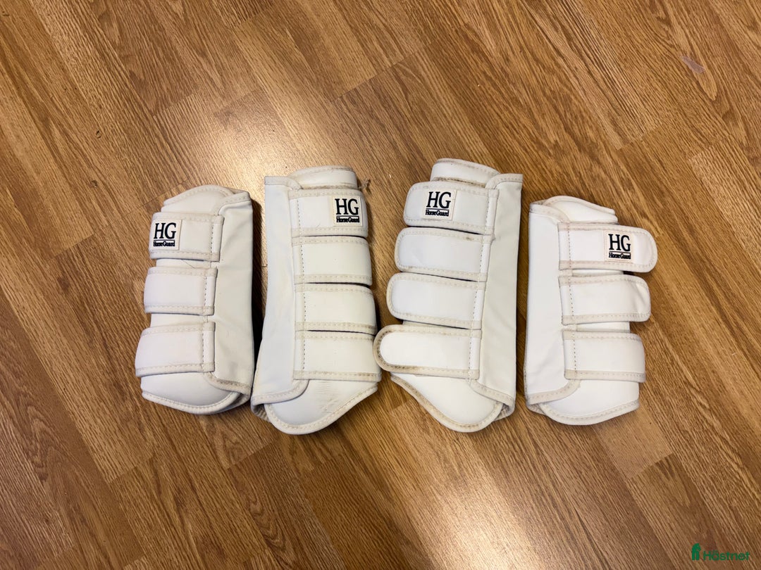 Benskydd hästutrustning till salu: Vita skydd  i Vendelsö - Annons 1