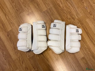 Benskydd hästutrustning till salu: Vita skydd i Vendelsö - Annons 1