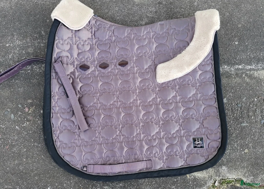 Schabrak & Vojlockar hästutrustning till salu: Eskadron  - Annons 1