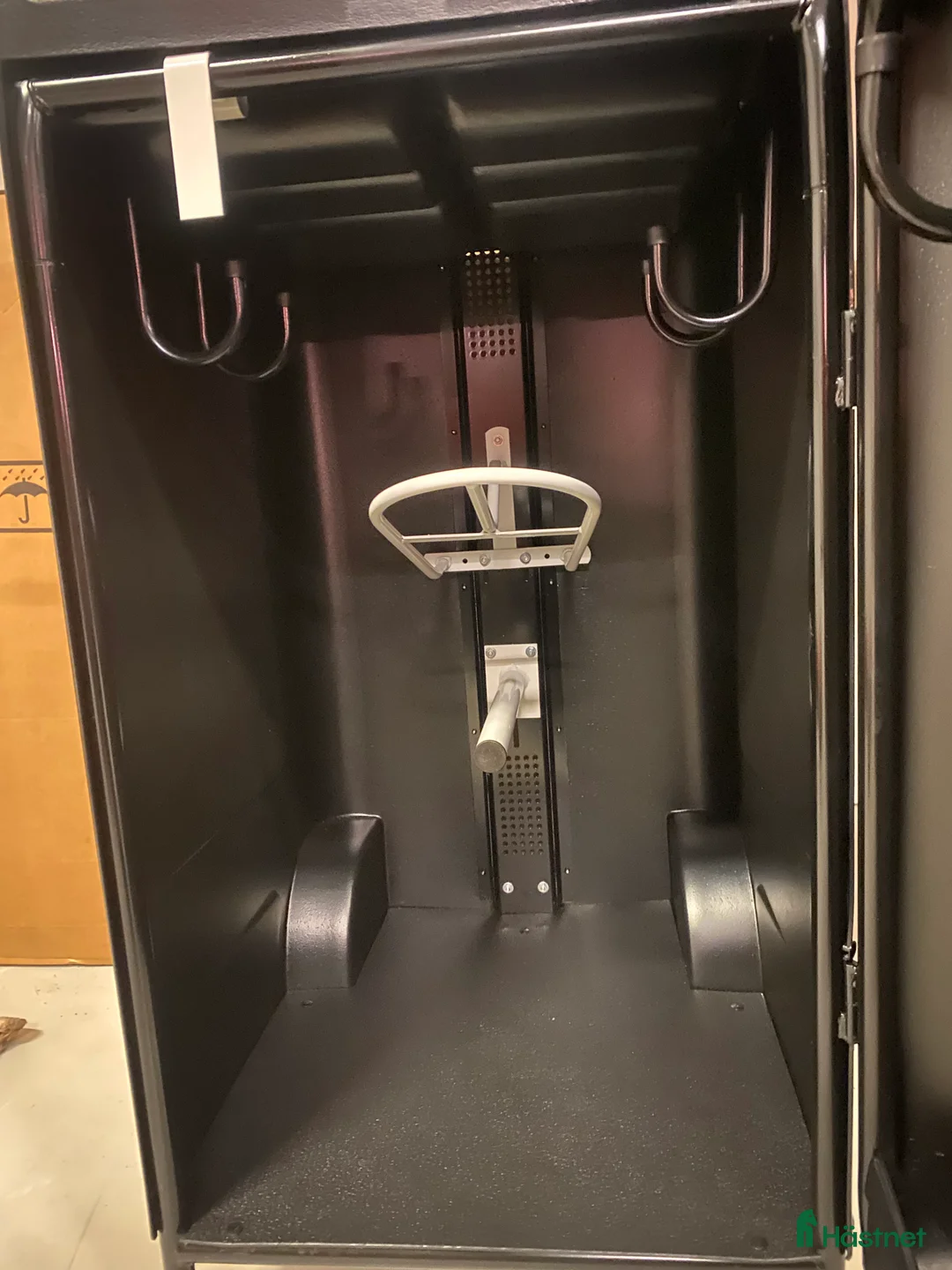 Övrig Hästutrustning hästutrustning till salu: Sadelskåp med riktig sadelhängare i Ytterby - Annons 2