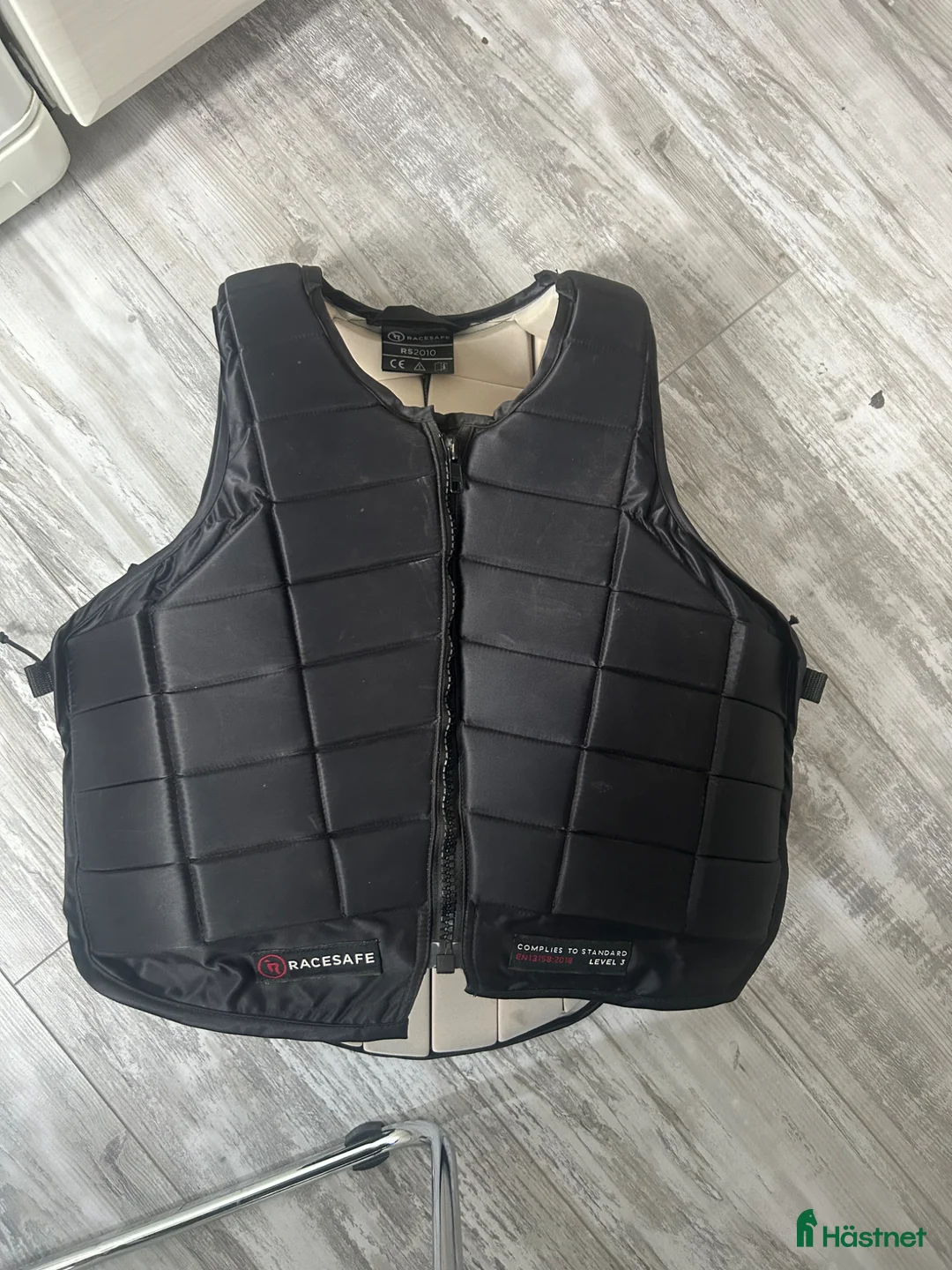 Säkerhetsvästar ryttarutrustning till salu: Racersafe i fint skick  - Annons 1
