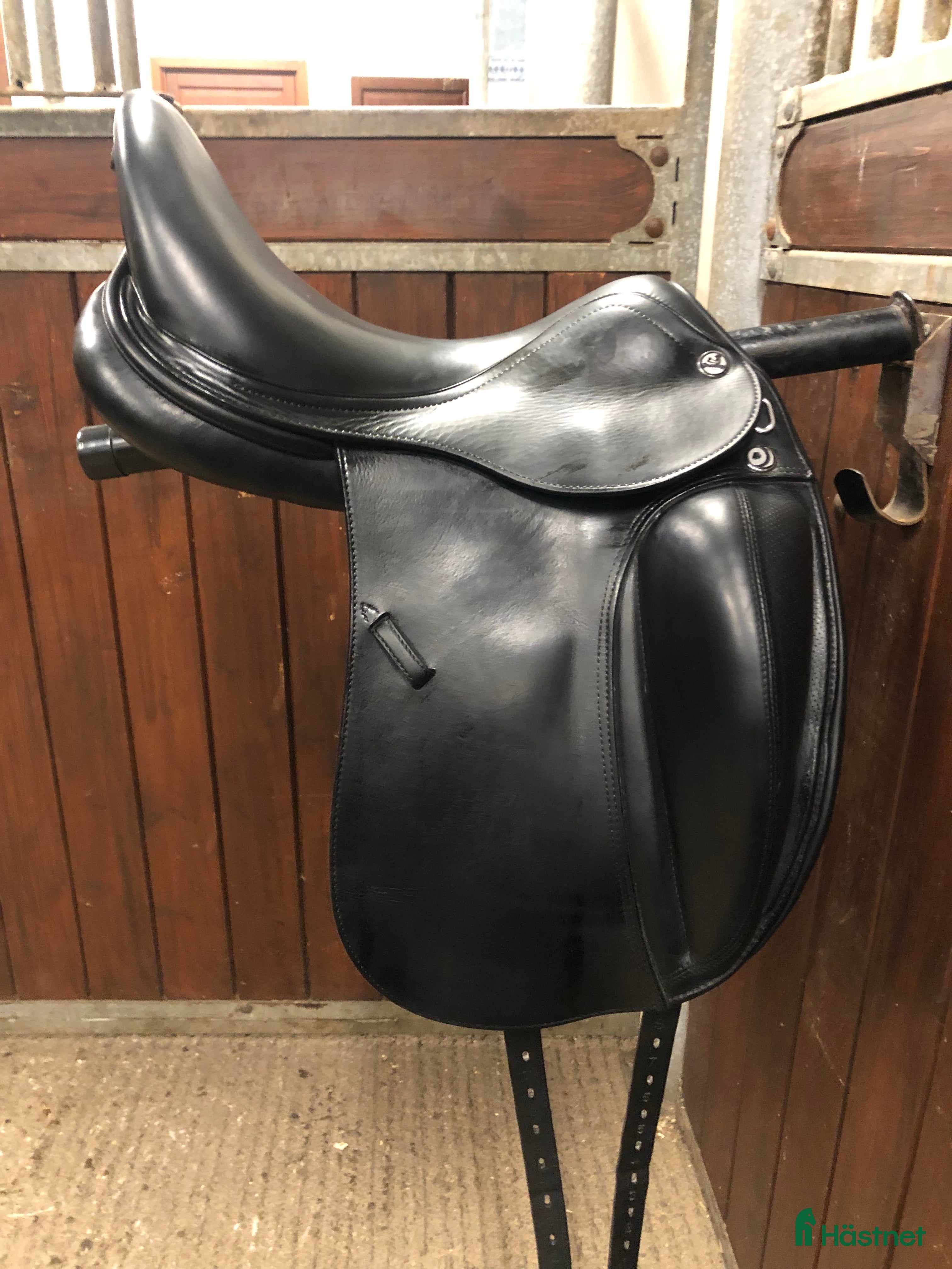 Sadlar hästutrustning till salu: Dressyrsadel Prestige X-Helen 16” kort kåpa i Älvsjö - Annons 8