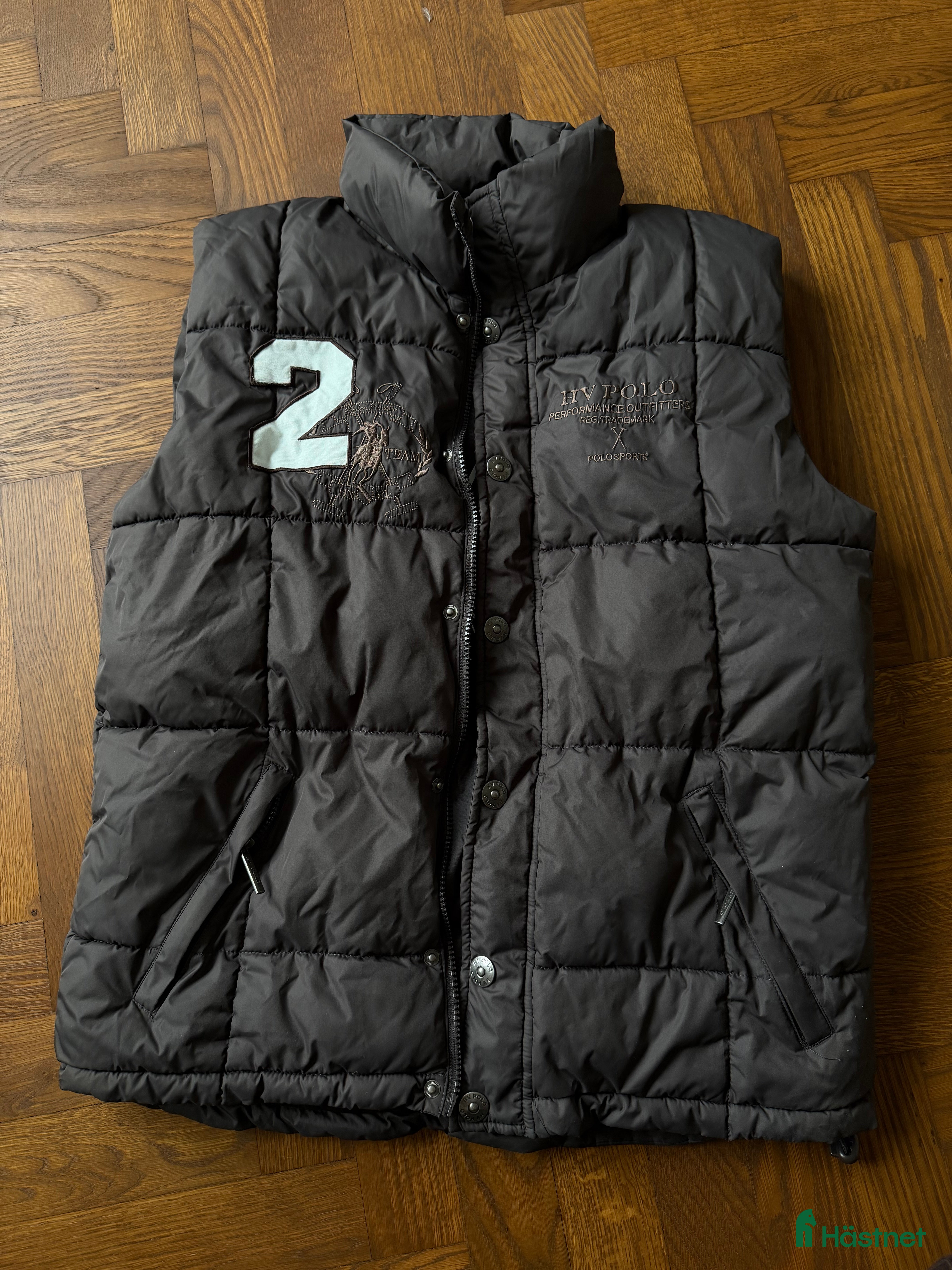 Jackor & Kavajer ryttarutrustning till salu: Jättefin mörkbrun väst HV polo i Göteborg - Annons 1