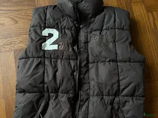 Jackor & Kavajer ryttarutrustning till salu: Jättefin mörkbrun väst HV polo i Göteborg - Annons 1