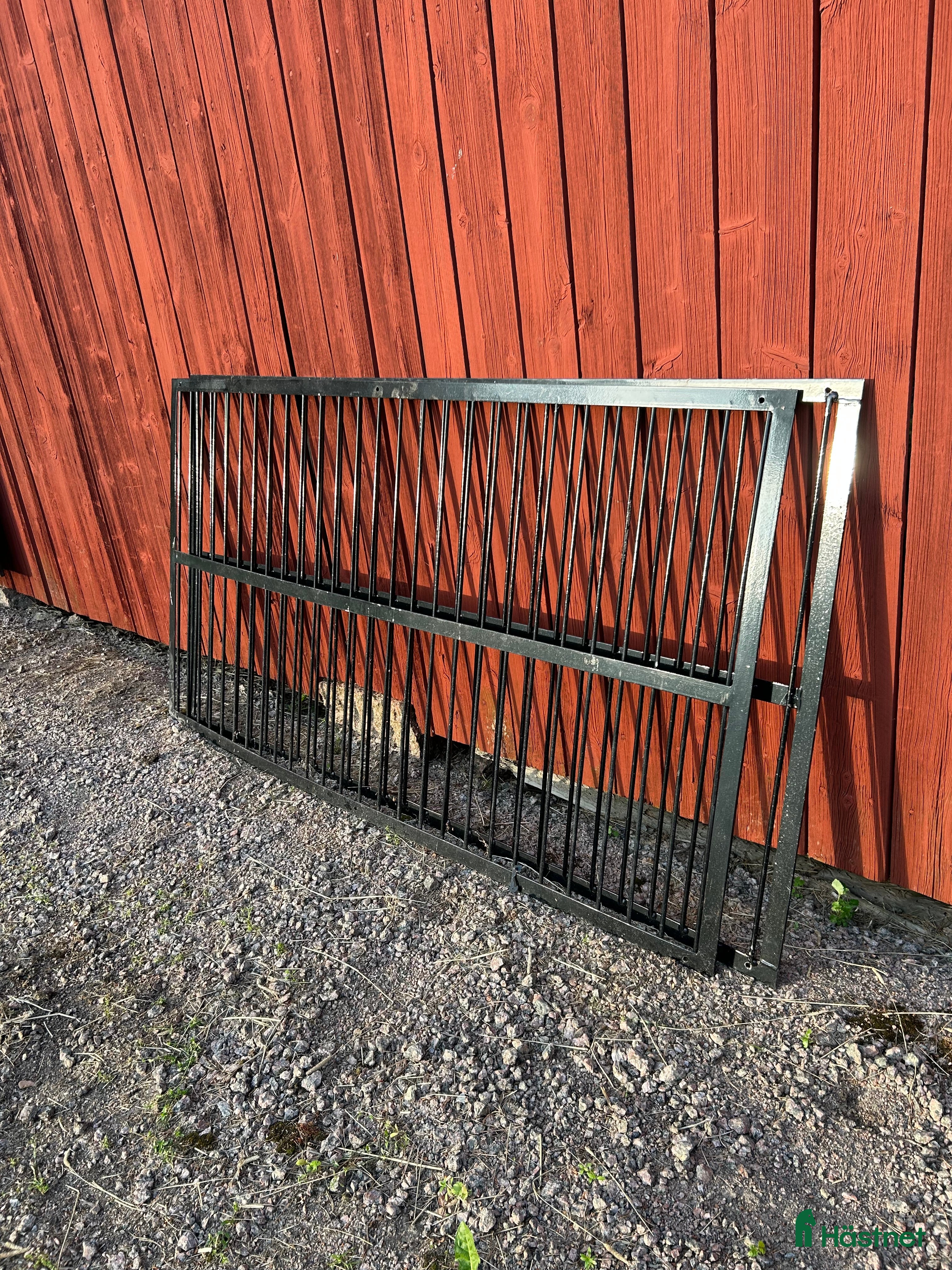 Stallinredning, stängsel & gård övrig utrustning till salu: 2st Fönstergaller svart smide i Arboga - Annons 7