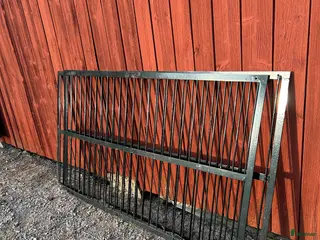 Stallinredning, stängsel & gård övrig utrustning till salu: 2st Fönstergaller svart smide i Arboga - Annons 10