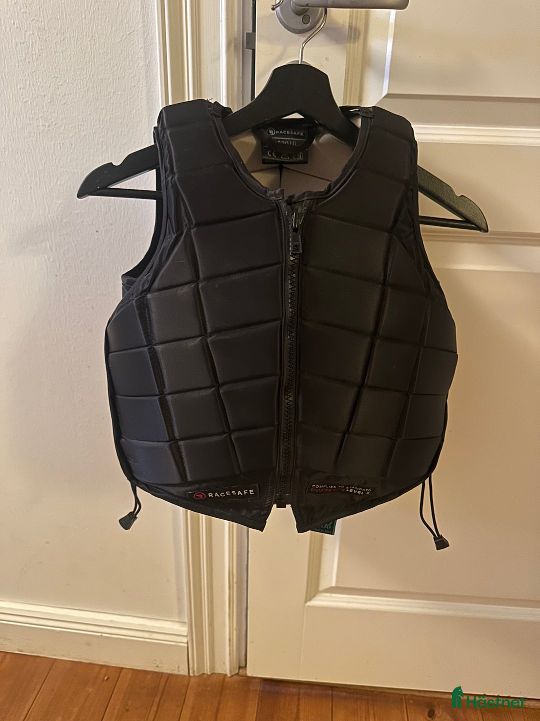 Säkerhetsvästar ryttarutrustning till salu: Svart Racesafe storlek child X-Large  i Uppsala - Annons 1