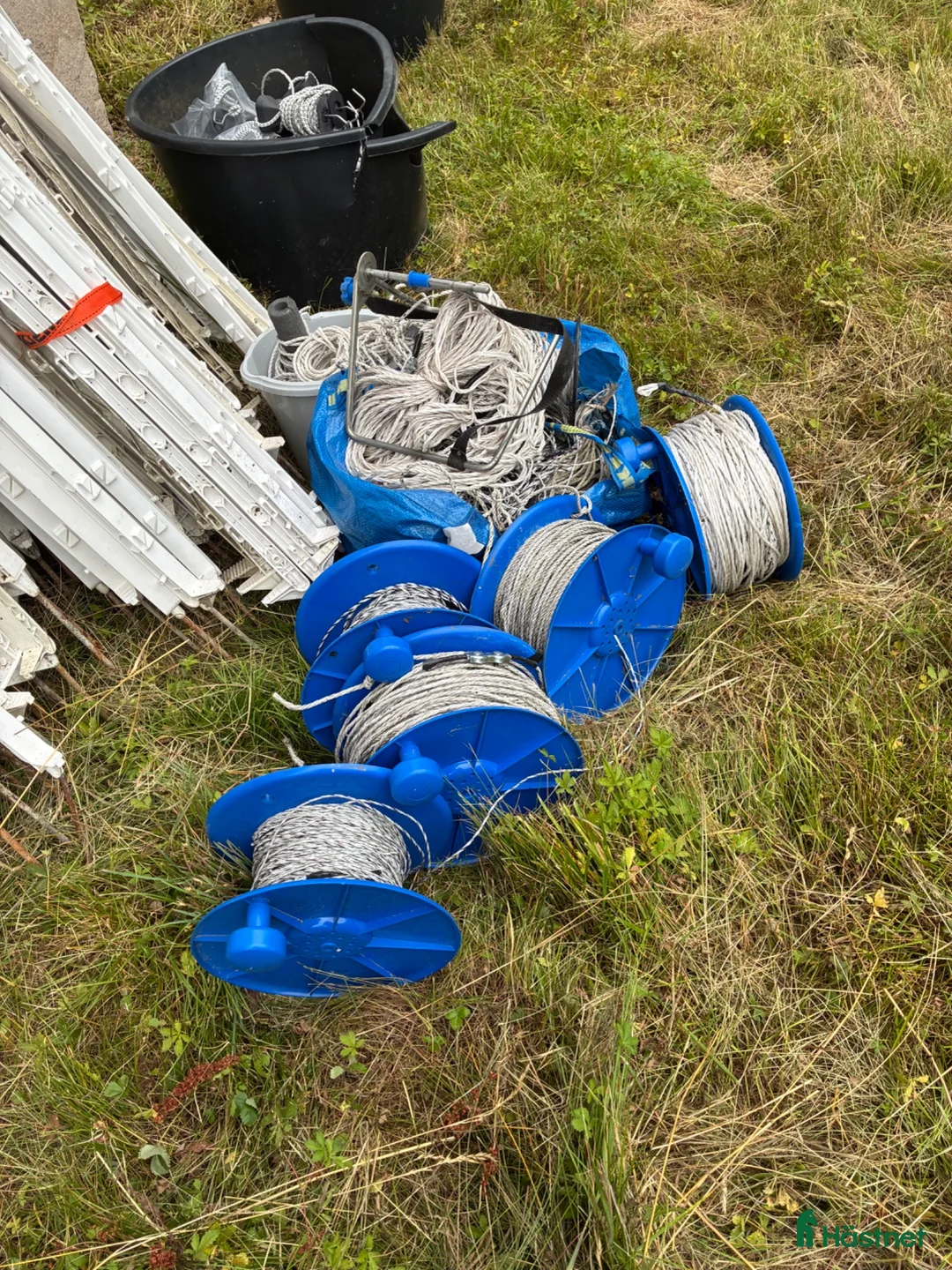 Stallinredning, stängsel & gård övrig utrustning till salu: Hagmaterial, stolpar, tråd, elastiska grindar - Annons 1