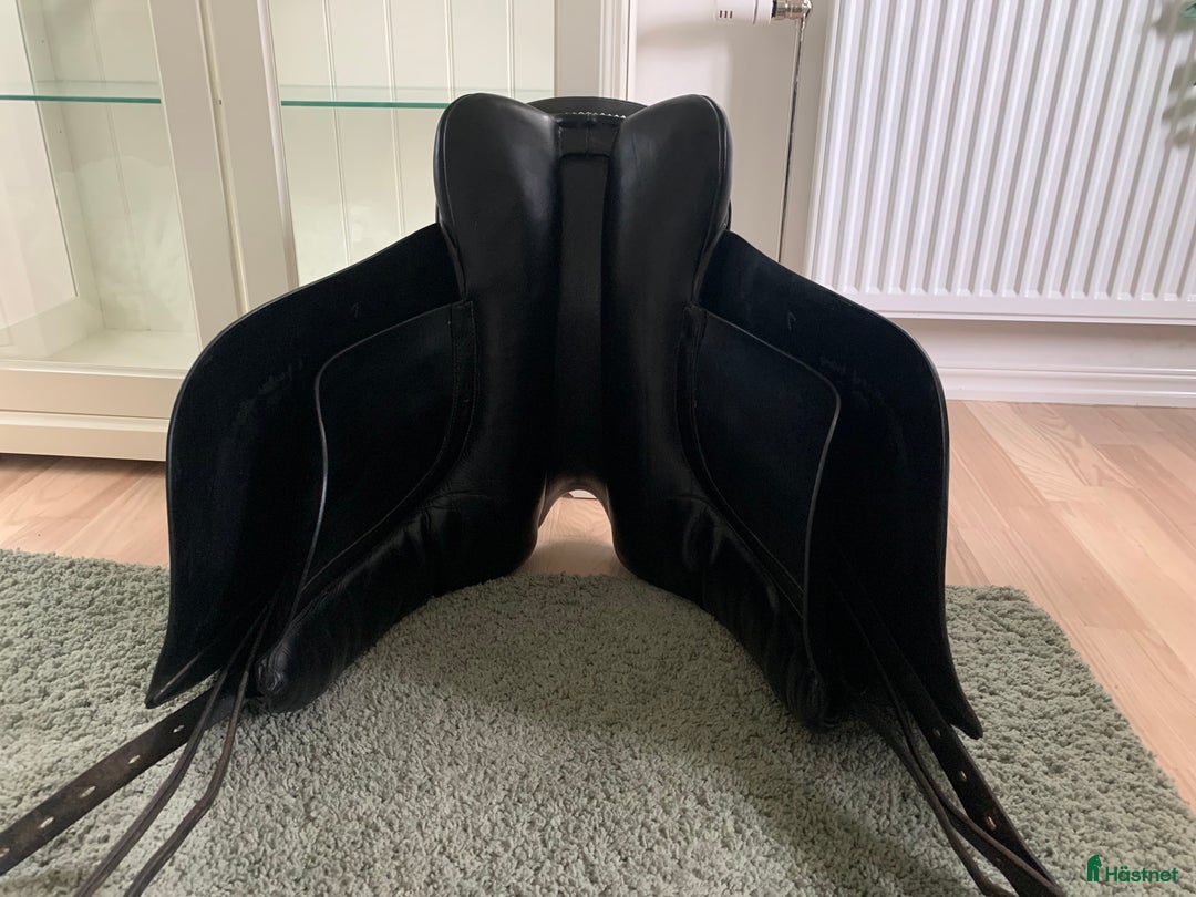 Sadlar hästutrustning till salu: Snygg välskött Karlslund sadel i Vellinge - Annons 8