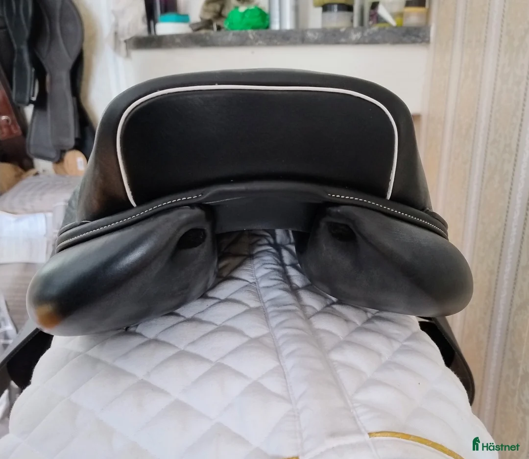 Sadlar hästutrustning till salu: NY Lippo Hoppsadel - Annons 2