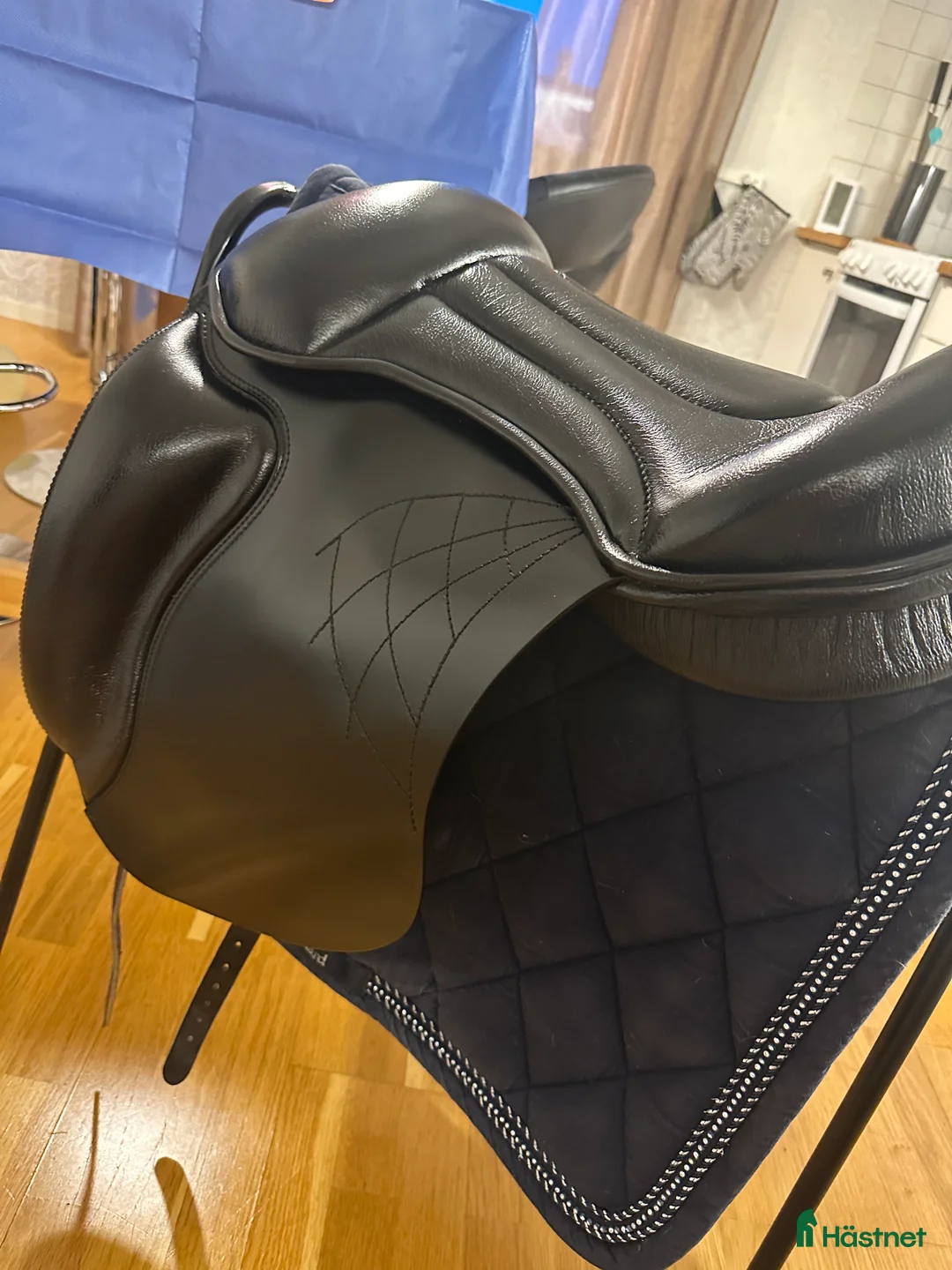Sadlar hästutrustning till salu: Bomfri dresyrsadel i Nyskick  i Fagersta - Annons 2
