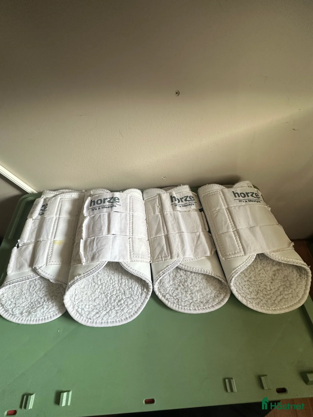 Benskydd hästutrustning till salu: Vita benskydd i Perstorp - Annons 1
