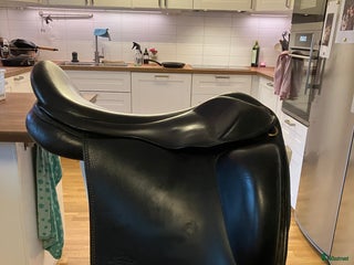 Sadlar hästutrustning till salu: Fin bekväm sadel i Karlstad - Annons 24